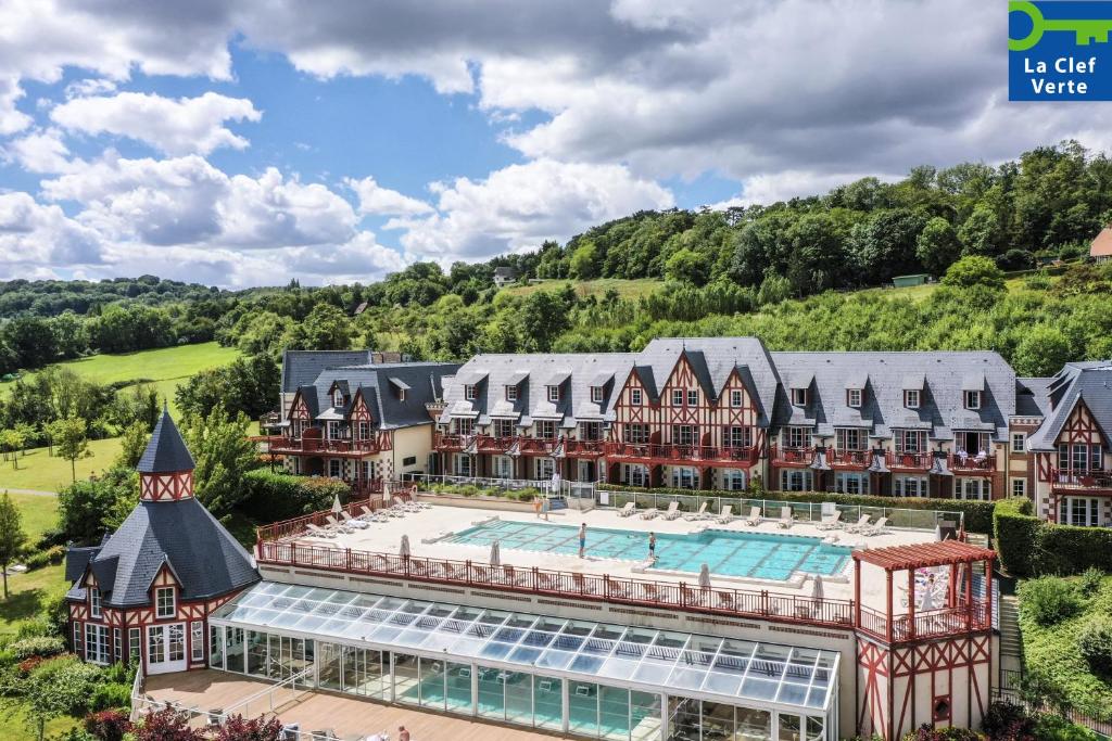 una vista aérea de un complejo con piscina en Pierre & Vacances Premium Residence & Spa Houlgate en Houlgate