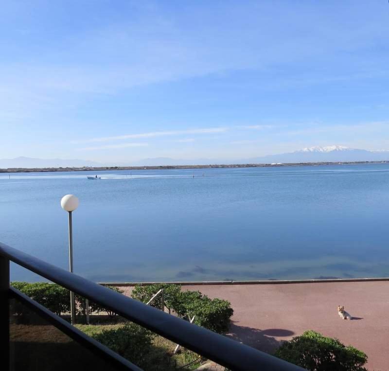 vistas a una gran masa de agua en Appartement apaisant avec vue sur le lac marin - 4MARQ103, en Le Barcarès