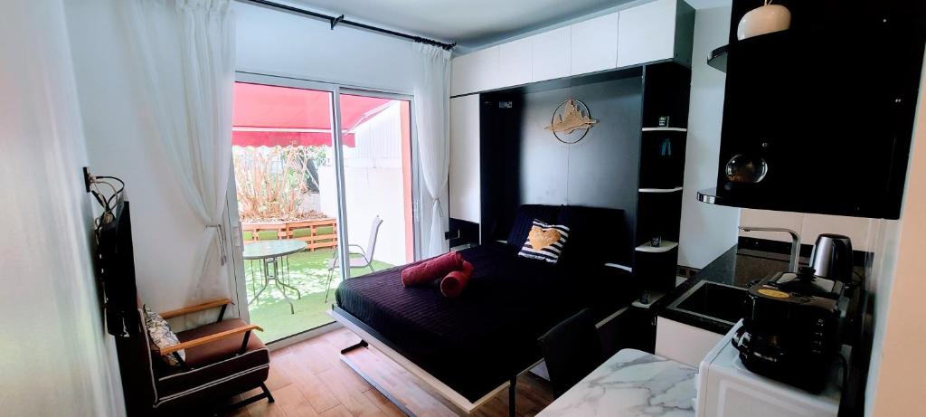 Cette petite chambre comprend un lit et un balcon. dans l'établissement Cocon Marin 4 Studio Proche Mer Parking wifi, à Cagnes-sur-Mer