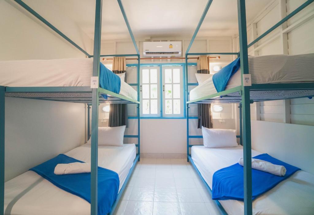 Una cama o camas en una habitación de Bodega Koh Phi Phi