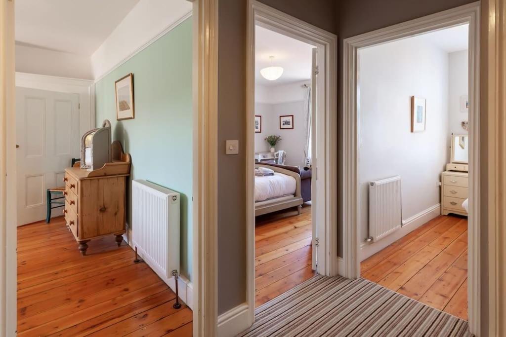 Postel nebo postele na pokoji v ubytování Small Seaview Villa - Norfolk Cottage Agency