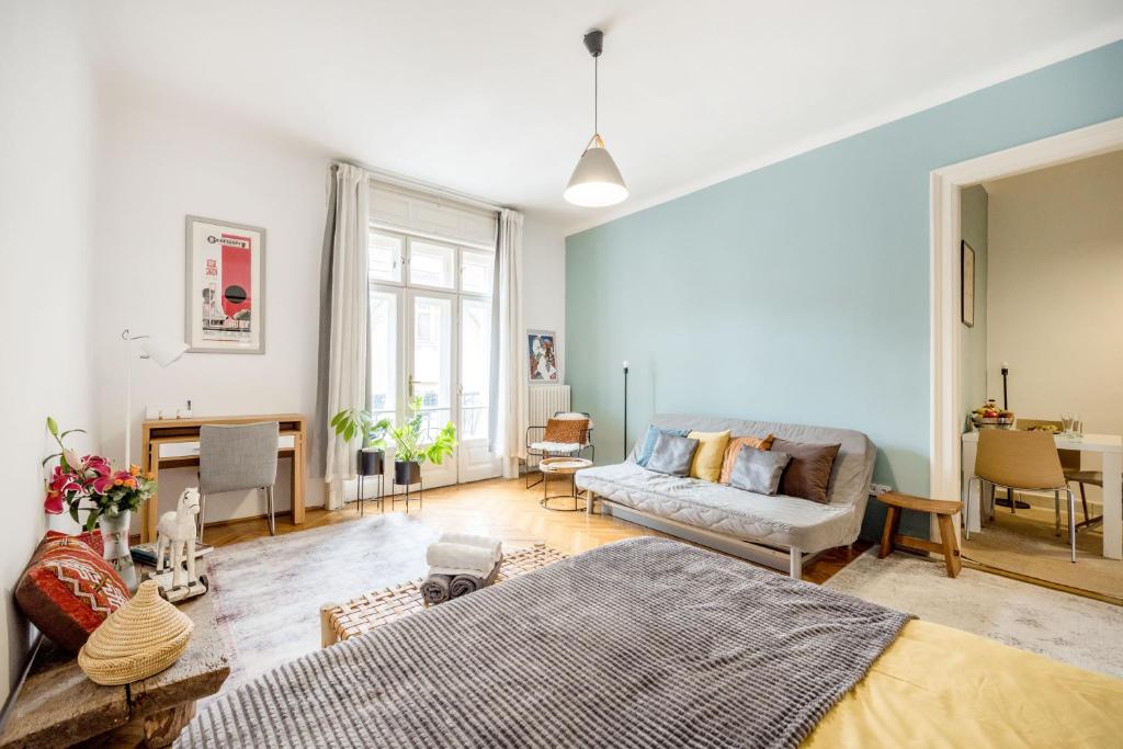 Hotel Modern flat in heritage district near the City center, a living room with a bed and a couch at Modern flat in heritage district near the City center in Budapest