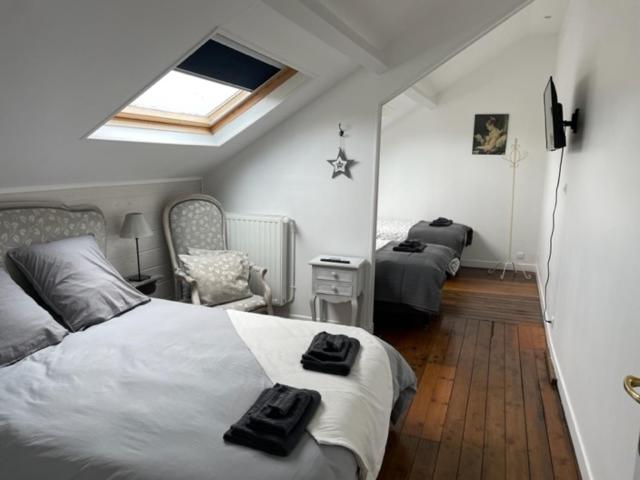 Le Clos du Bas Courtil Guesthouse B&B Omaha Beach - Family Room With Private Bathroom
