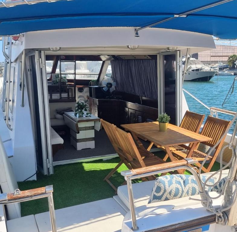 Nice and comfy boat in Barcelona, Barcelona – Precios 2023 ...