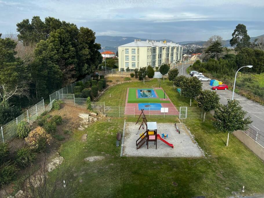 eine Luftansicht auf einen Park mit Spielplatz in der Unterkunft PISO EN GALICIA RIAS BAIXAS CON PISCINA Y GARAJE Urbanización privada en Rianxo in Rianjo