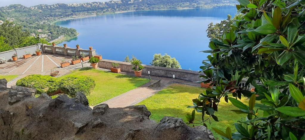 Blick auf einen großen Wasserkörper in der Unterkunft Villa Castel Gandolfo panorama romantico in Castel Gandolfo