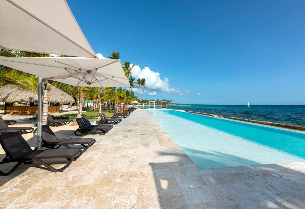 Bazén v ubytování Viva Dominicus Beach by Wyndham, A Trademark All Inclusive nebo v jeho okolí
