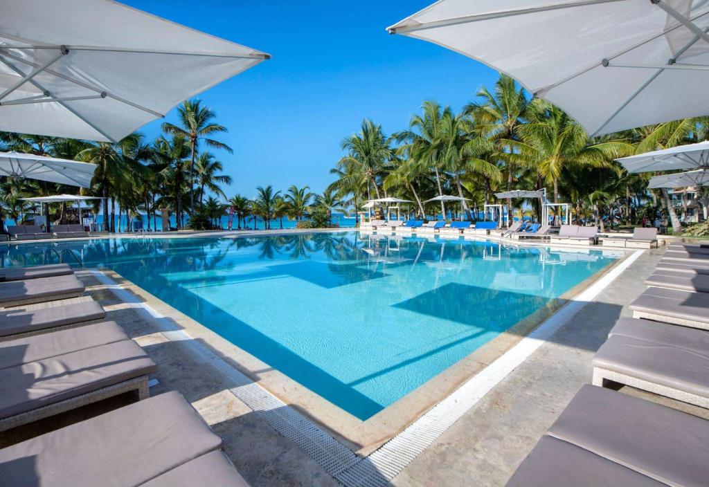 Bazén v ubytování Viva Dominicus Beach by Wyndham, A Trademark All Inclusive nebo v jeho okolí