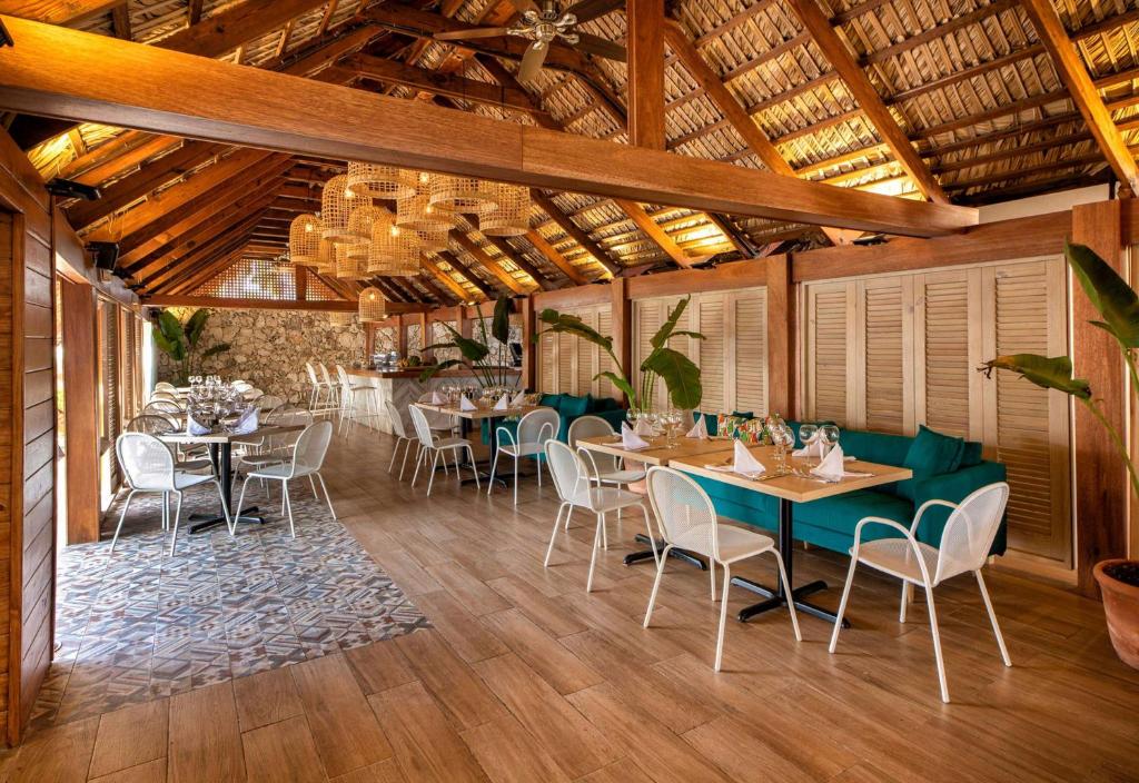 Restaurace v ubytování Viva Dominicus Beach by Wyndham, A Trademark All Inclusive