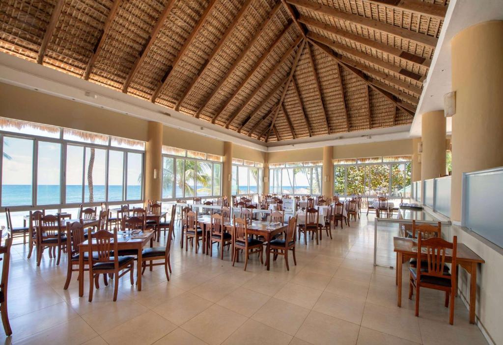 Restaurace v ubytování Viva Dominicus Beach by Wyndham, A Trademark All Inclusive