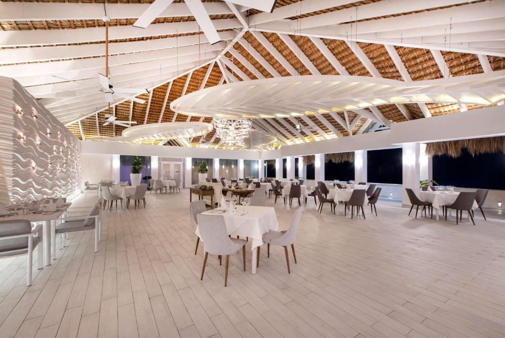 Restaurace v ubytování Viva Dominicus Beach by Wyndham, A Trademark All Inclusive
