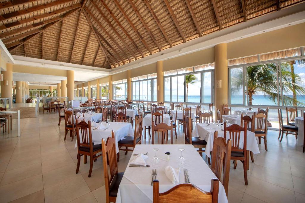 Restaurace v ubytování Viva Dominicus Beach by Wyndham, A Trademark All Inclusive