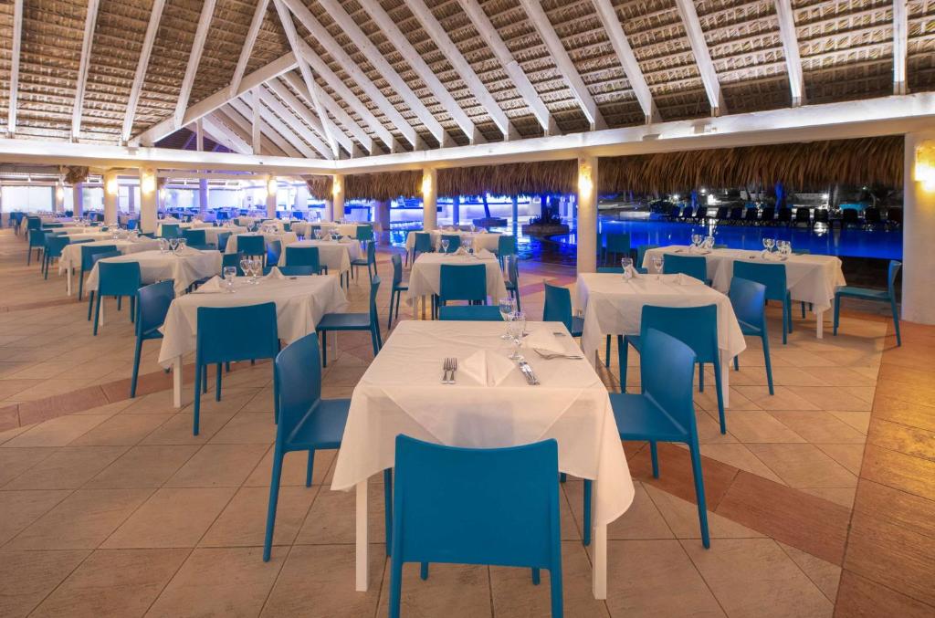 Restaurace v ubytování Viva Dominicus Beach by Wyndham, A Trademark All Inclusive
