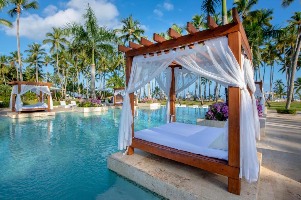 Bazén v ubytování Viva V Samana by Wyndham, A Trademark Adults All Inclusive nebo v jeho okolí