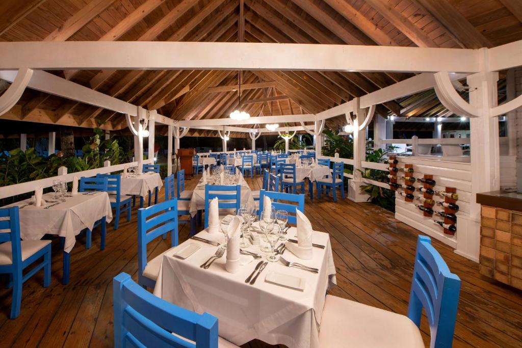 Restaurace v ubytování Viva V Samana by Wyndham, A Trademark Adults All Inclusive