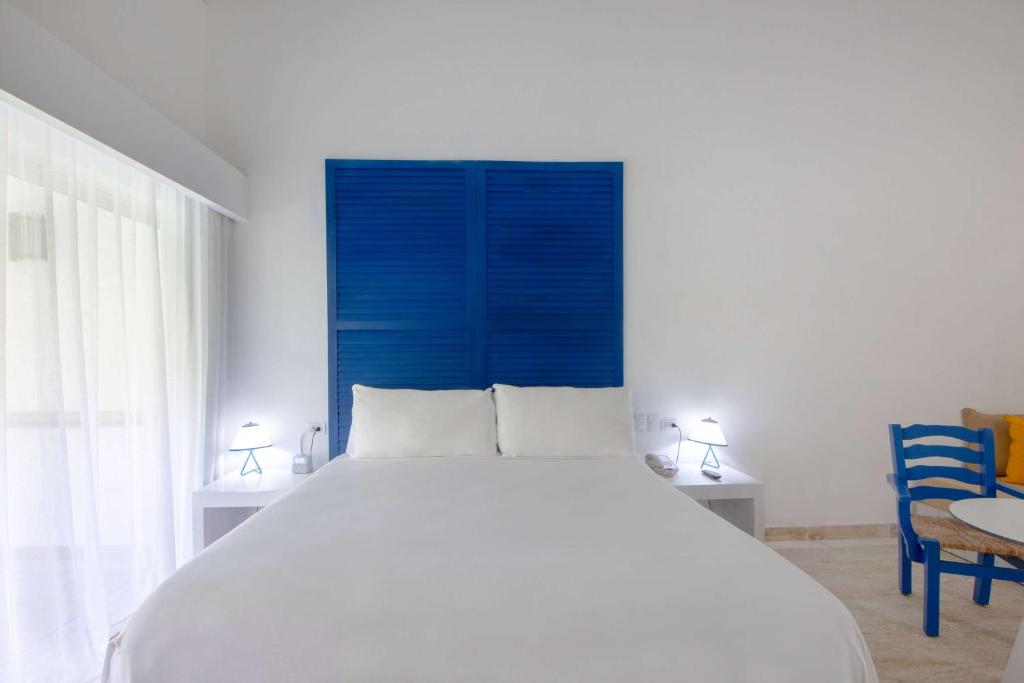 Postel nebo postele na pokoji v ubytování Viva V Samana by Wyndham, A Trademark Adults All Inclusive