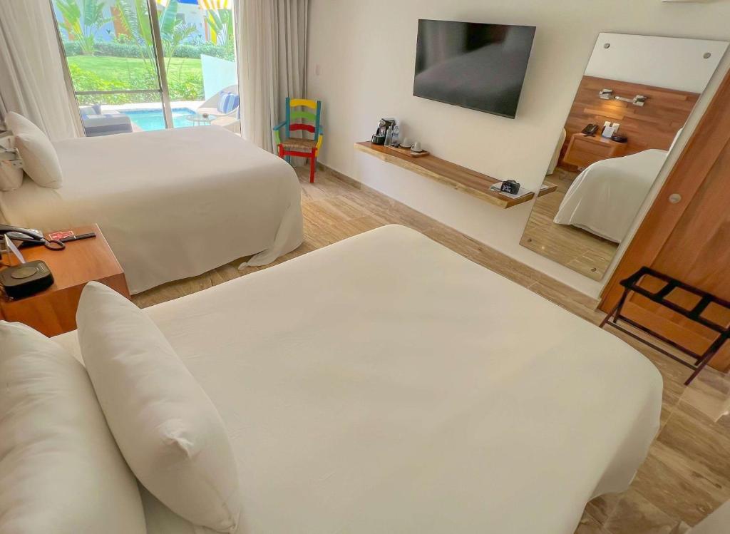 TV a/nebo společenská místnost v ubytování Viva V Samana by Wyndham, A Trademark Adults All Inclusive