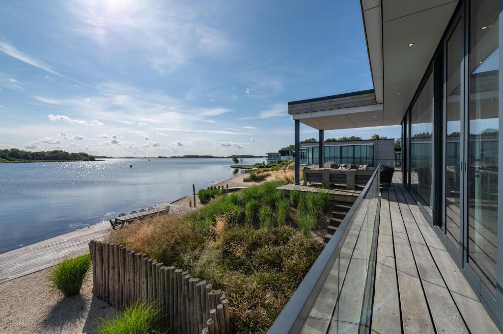 ein Haus mit Blick auf das Wasser in der Unterkunft Harbour Villas Zeeland in Arnemuiden