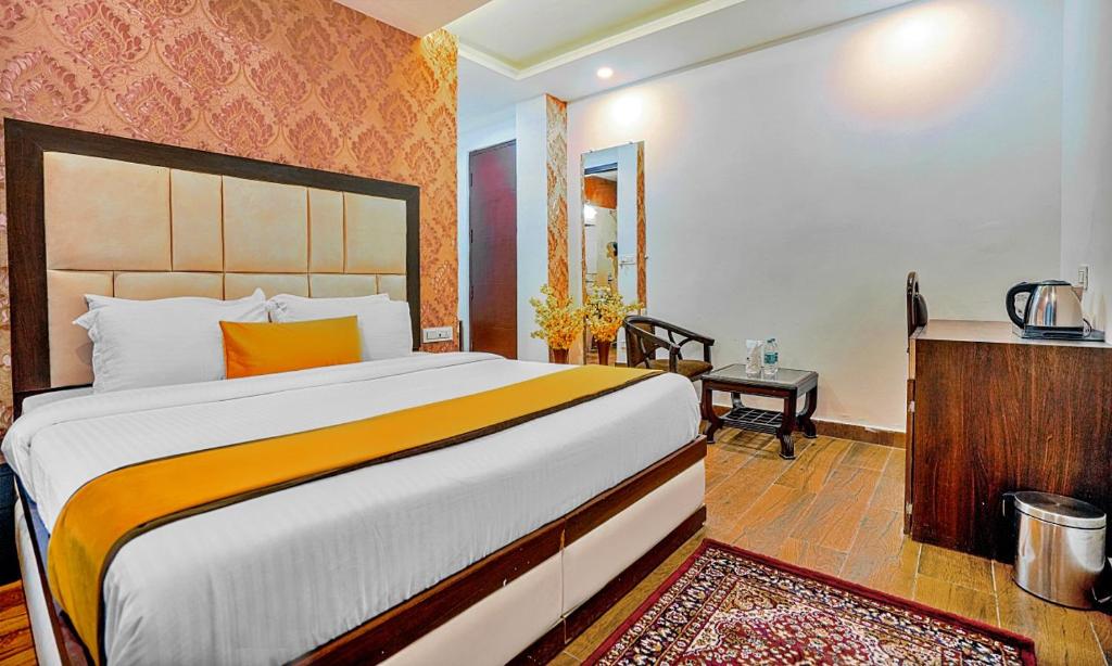 una camera d'albergo con un grande letto e una scrivania di Dalhousie View Resort a Dalhousie