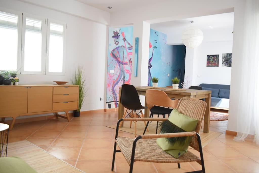 een woonkamer met een eettafel en stoelen bij Yara Sobre Los Tejados de San Basilio in Córdoba