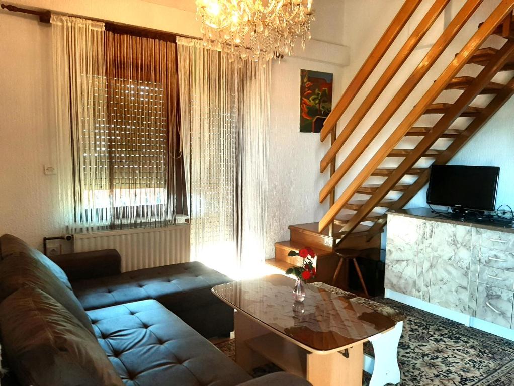 - un salon avec un canapé et une table dans l'établissement Počitniška hiška v Dolini miru, à Bogojina