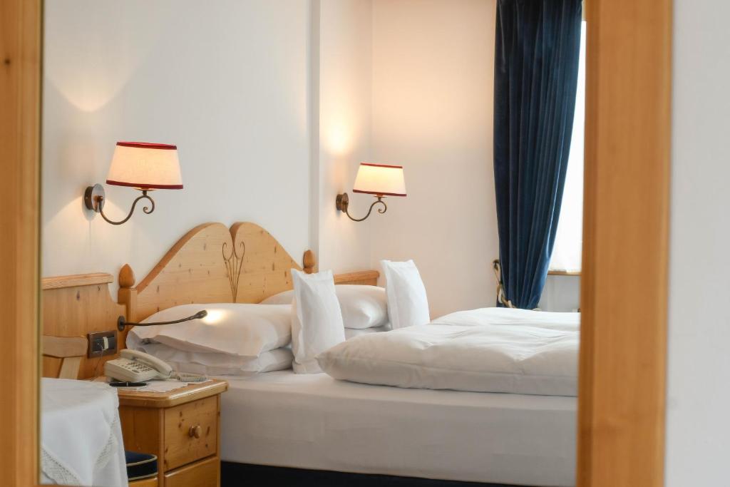 Postel nebo postele na pokoji v ubytování Hotel Tyrol