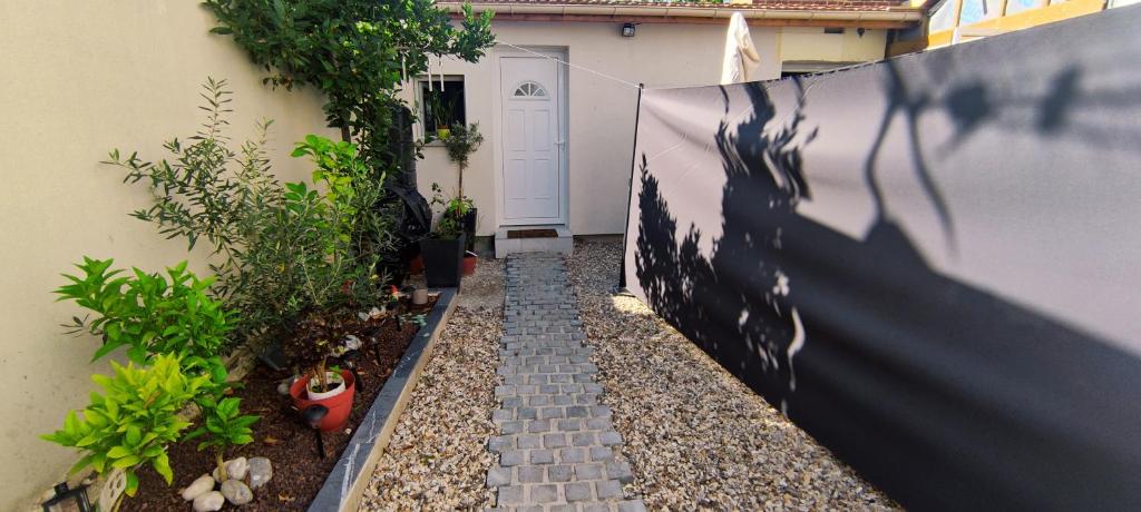 Ein Schatten einer Frau auf einem Zaun vor einem Haus in der Unterkunft Casa Enna in Rueil-Malmaison