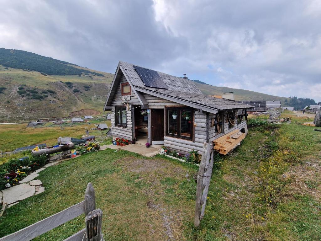 mały domek na szczycie wzgórza w obiekcie Prokoško jezero - Koliba Lovac w mieście Fojnica