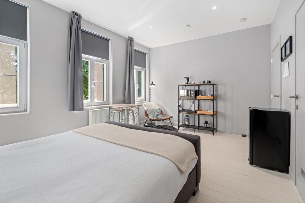Spacious Guest Suites near Historic Market - 5 Min Walk - Deluxe King Room