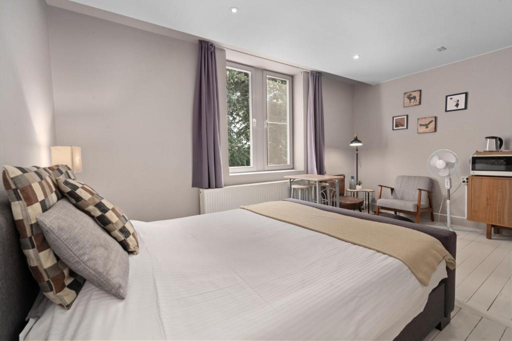 Spacious Guest Suites near Historic Market - 5 Min Walk - Large Double Room