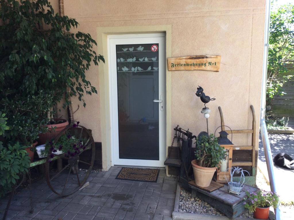 a front door of a house with a bird on it at Ferienwohnung zum Rabenauer Grund in Rabenau