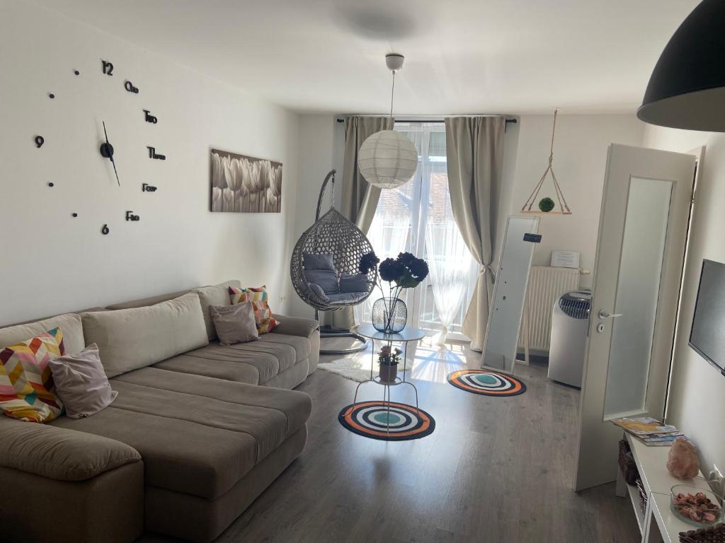 sala de estar con sofá y mesa en Gyöngy Apartman, en Sopron