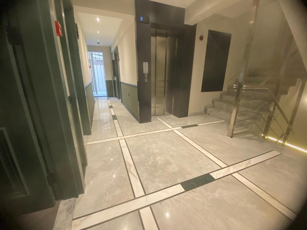 İn The Middle Hotel - 15