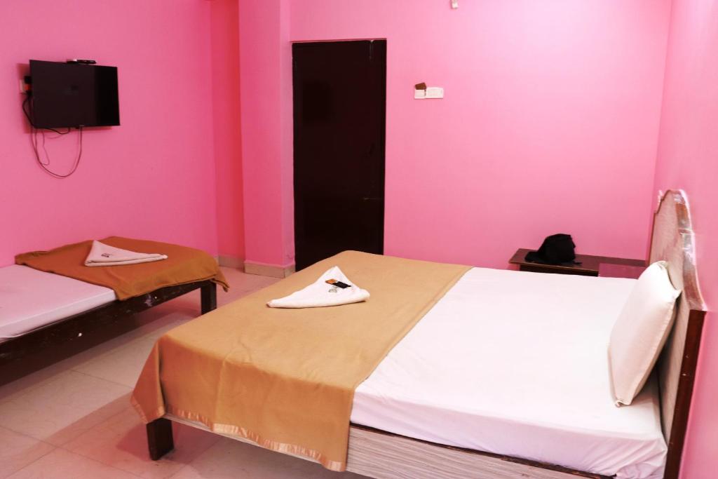 Postel nebo postele na pokoji v ubytování Sujan Residency's