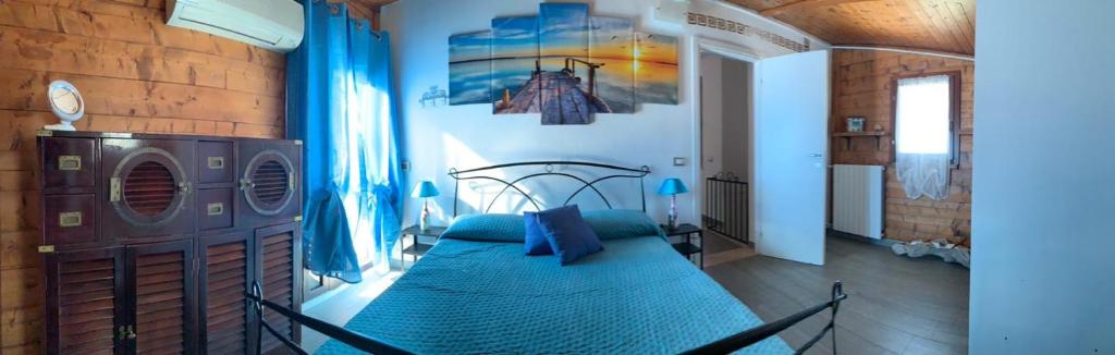 um quarto com uma cama azul num quarto em Affittacamere MADE IN PISA Locazione Turistica em Pisa