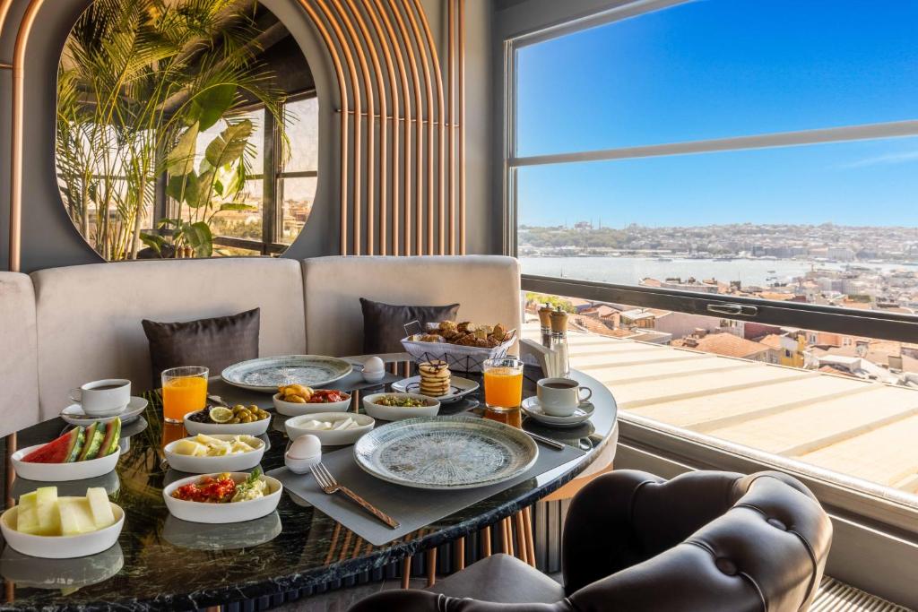 - une table avec de la nourriture dans une chambre avec une fenêtre dans l'établissement Hotel Villa Zurich, à Istanbul