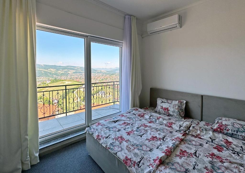 IlijašにあるThe villa view by Markeetoのベッドルーム1室(ベッド1台、大きな窓付)