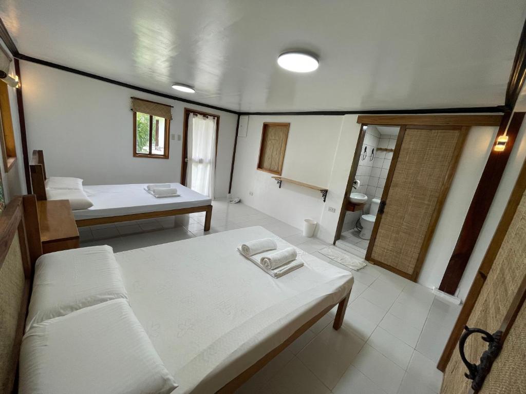 Postel nebo postele na pokoji v ubytování Dahun Villas Siargao