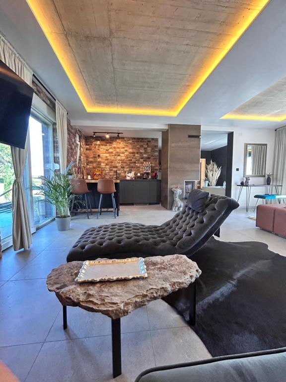 ein Wohnzimmer mit einem Sofa und einem Tisch in der Unterkunft Secret Place apartments, luxury and spa 