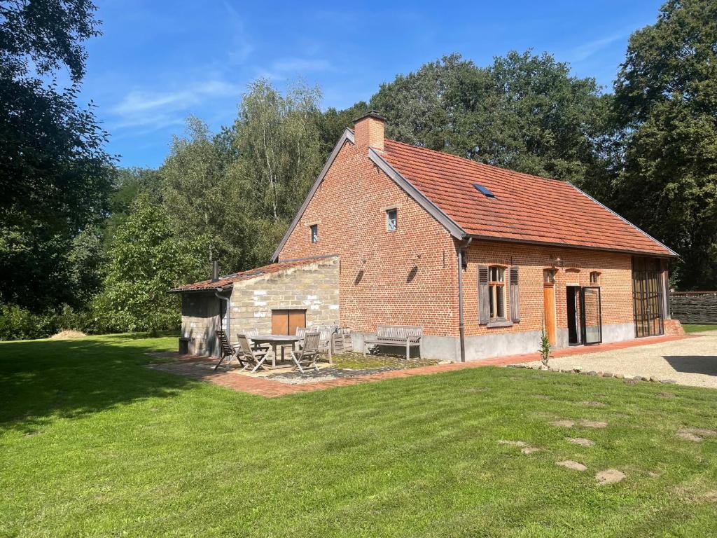 eine Backsteinscheune mit einem Picknicktisch im Hof in der Unterkunft Art Of Einstein in Diest