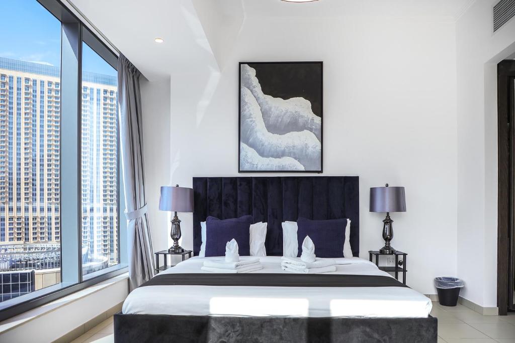 Postel nebo postele na pokoji v ubytování Panoramic Luxe 1BR with Breathtaking Views at Dubai Marina Near JBR - Silverene Towers