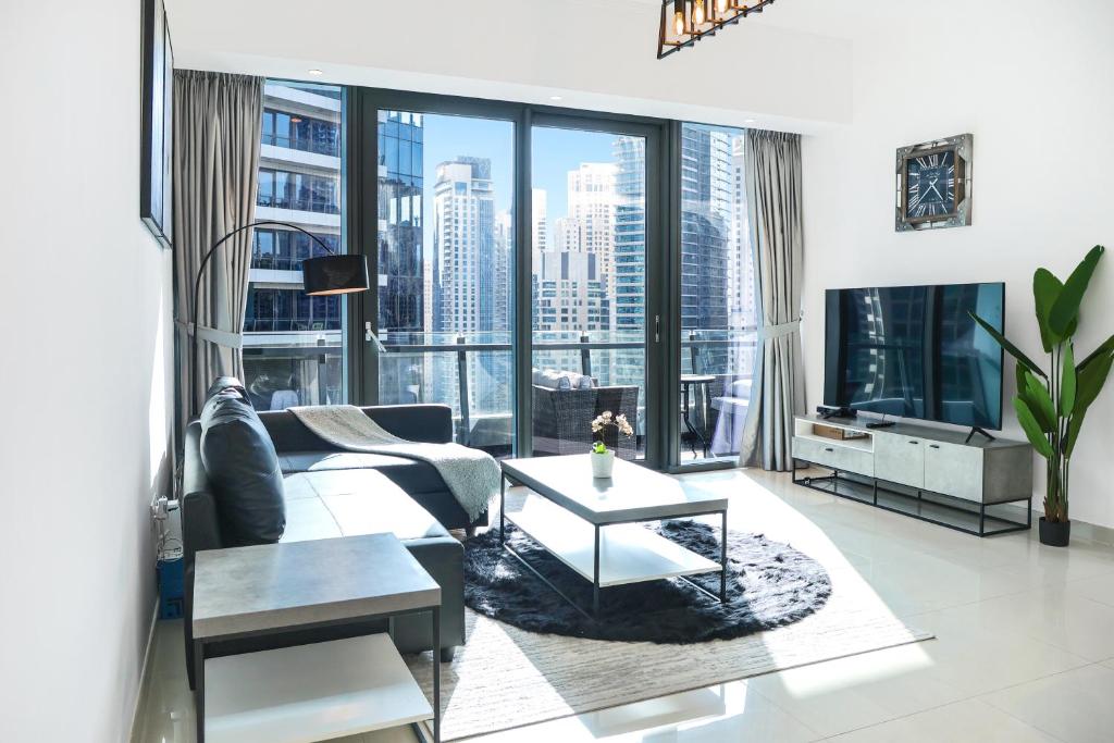 TV a/nebo společenská místnost v ubytování Panoramic Luxe 1BR with Breathtaking Views at Dubai Marina Near JBR - Silverene Towers