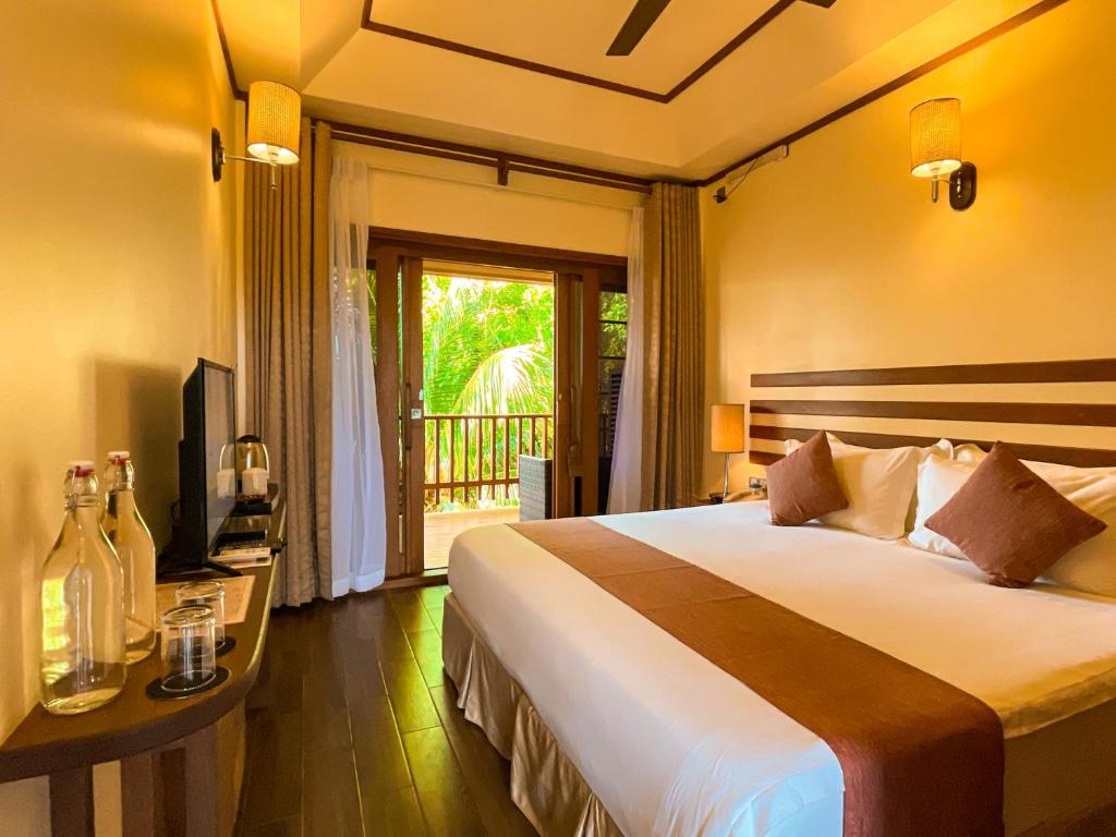 Araamu Hotels Maldives at Dhiffushi - 18