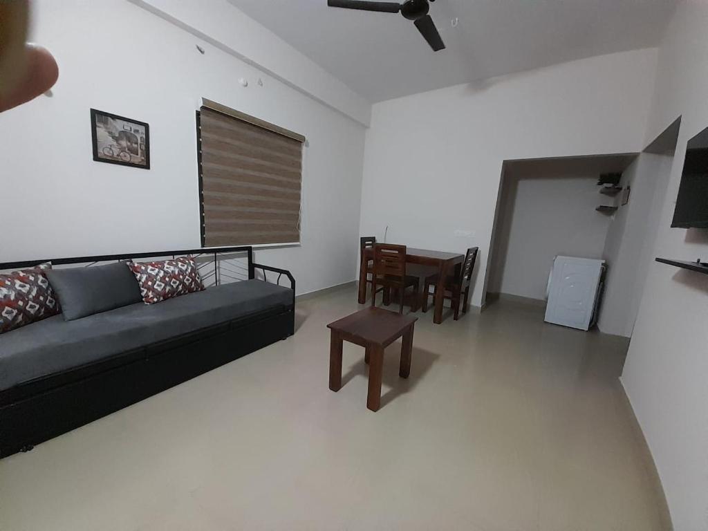 een woonkamer met een bank en een tafel bij K-Skuare in Visakhapatnam