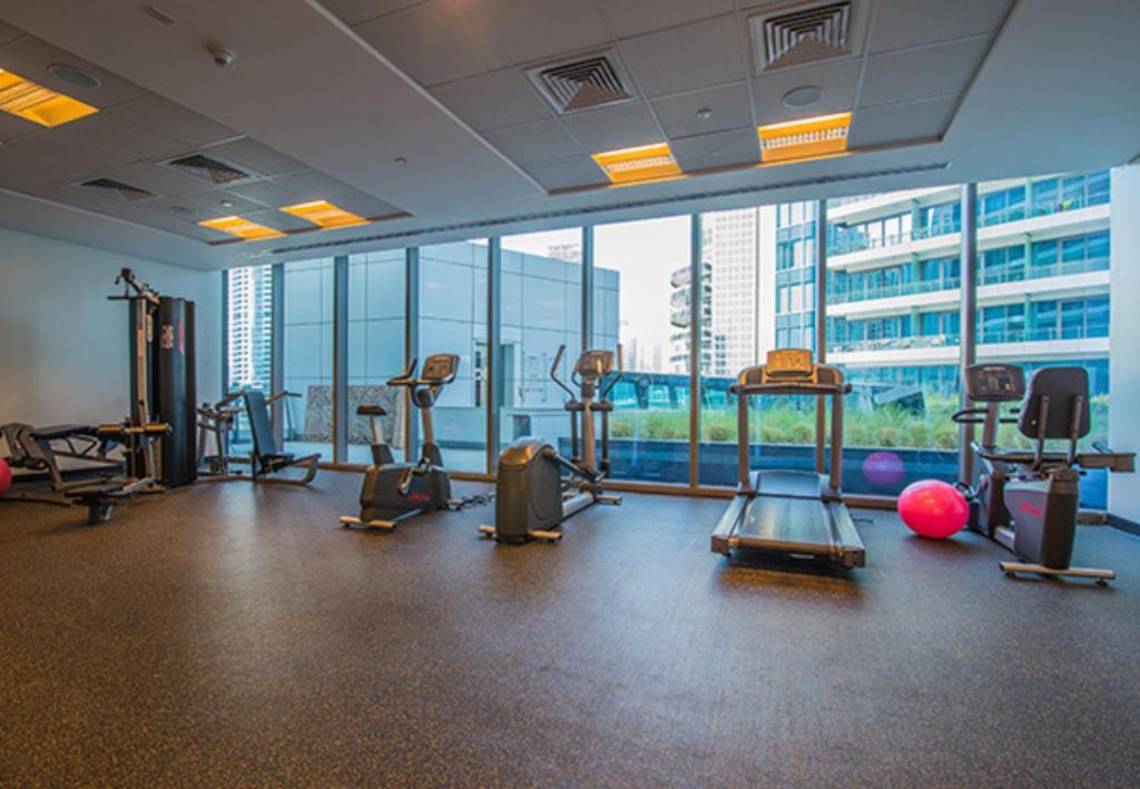 Fitness centrum a/nebo fitness zařízení v ubytování Panoramic Luxe 1BR with Breathtaking Views at Dubai Marina Near JBR - Silverene Towers