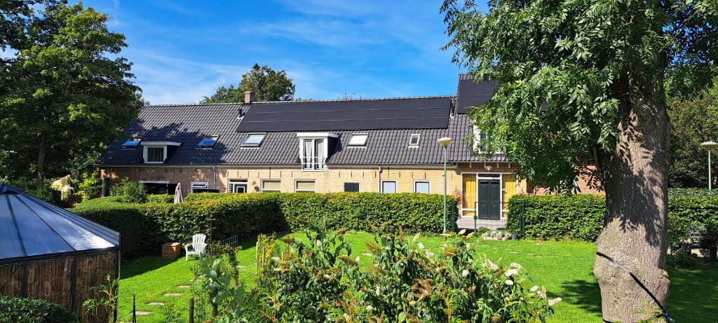 a large house with a black roof at de Staelduinhoeve in 's-Gravenzande