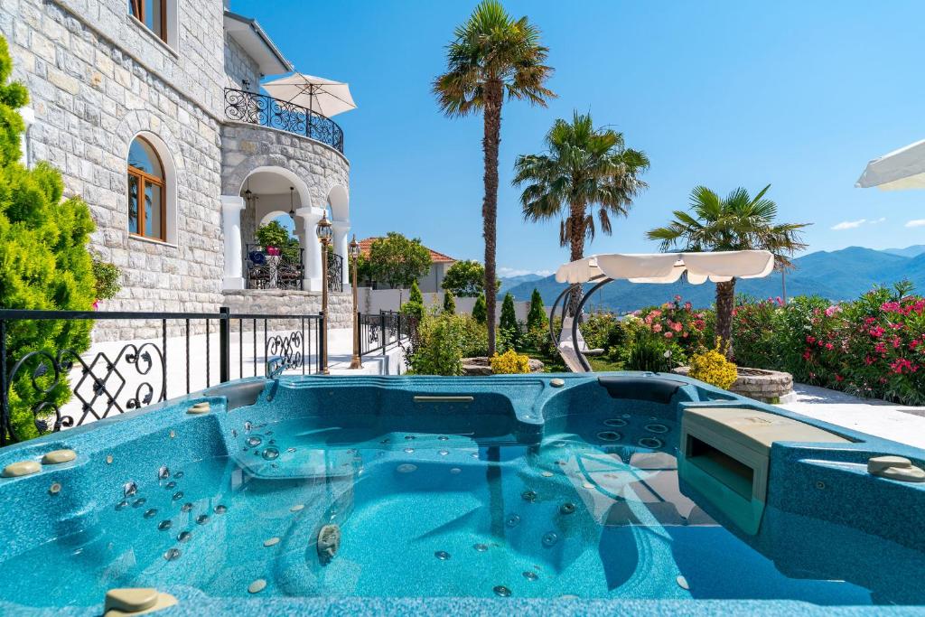 Bazén v ubytování Villa Garden Beach nebo v jeho okolí