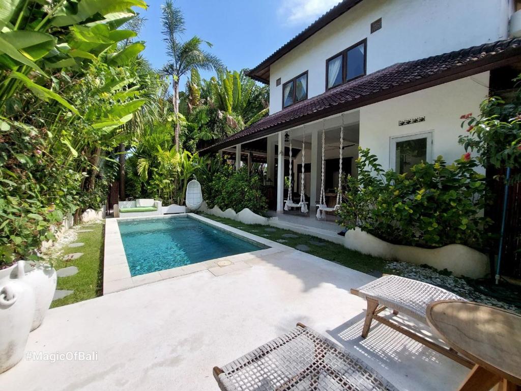 een zwembad voor een huis bij Medori Villa Seminyak in Seminyak