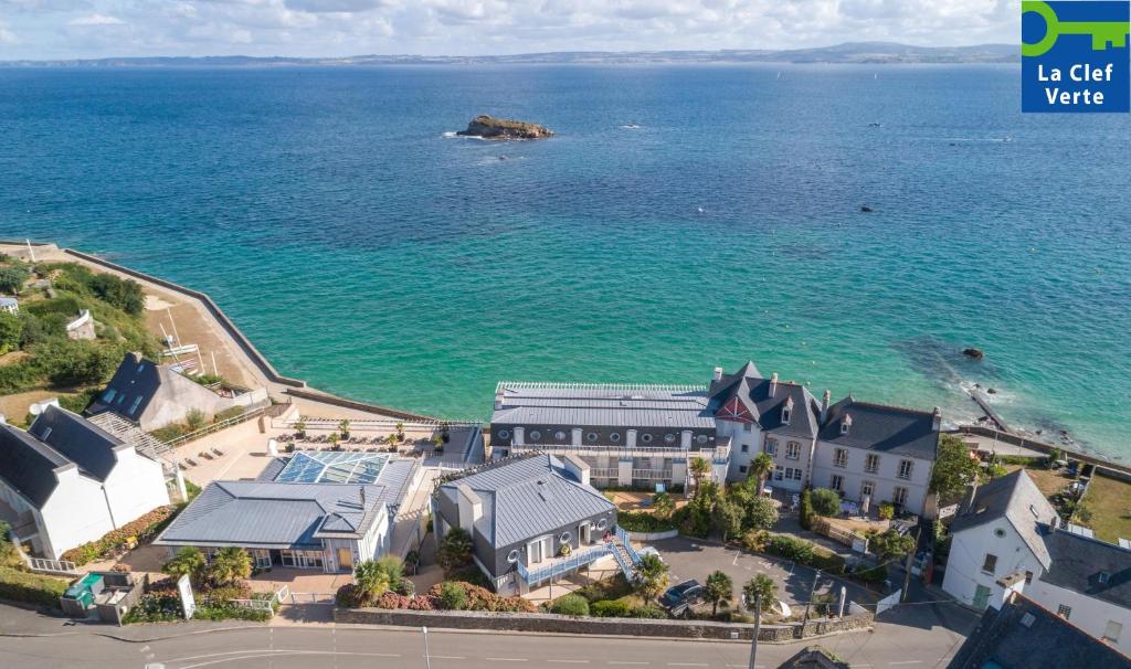 una vista aérea de una casa y del océano en Résidence Pierre & Vacances Premium Le Coteau et la Mer en Tréboul