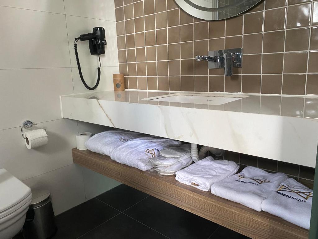 İn The Middle Hotel - 11